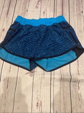 Lululemon Tracker Shorts Size 8 Blue Samba Snake